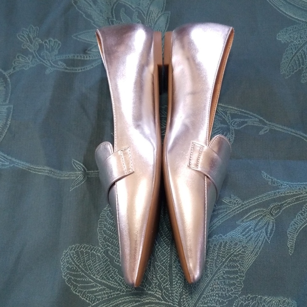 NWOT Stylish Silver Flats - Picture 3 of 8